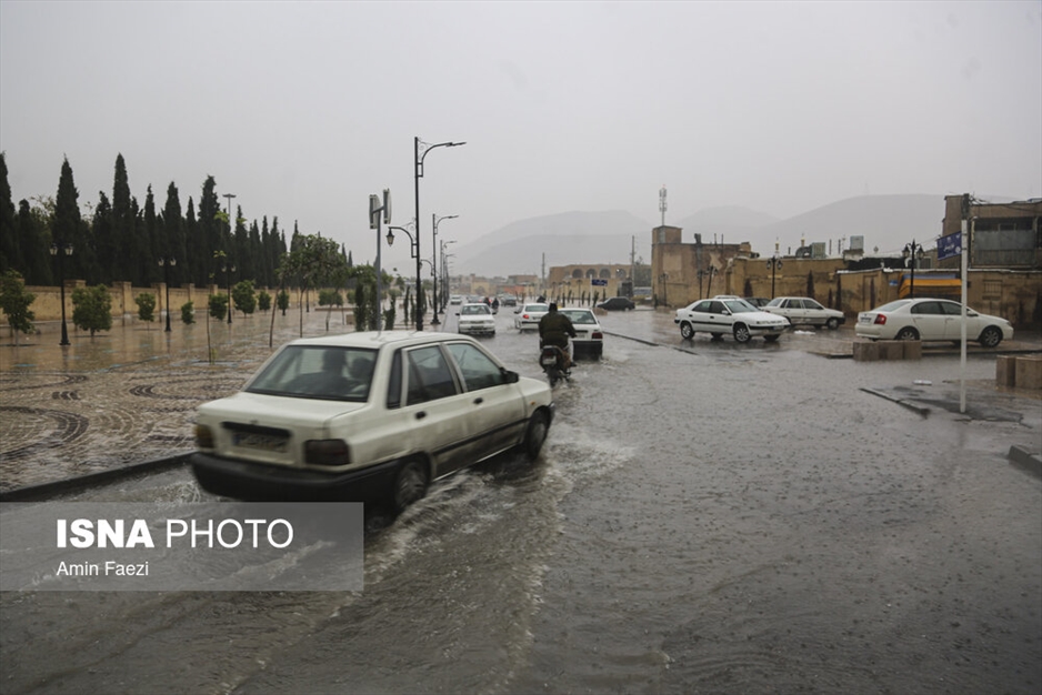 بارش باران و آب گرفتگی معابر در شیراز