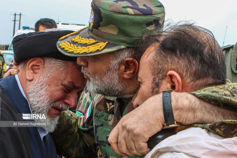 امدادگران در انتظار پیکر شهدا