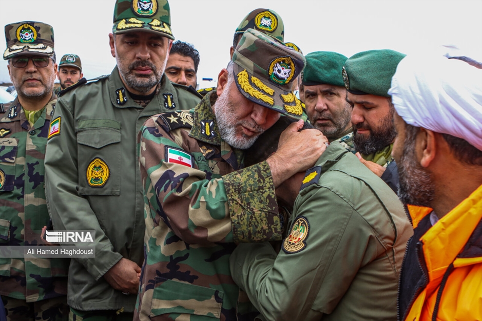 امدادگران در انتظار پیکر شهدا