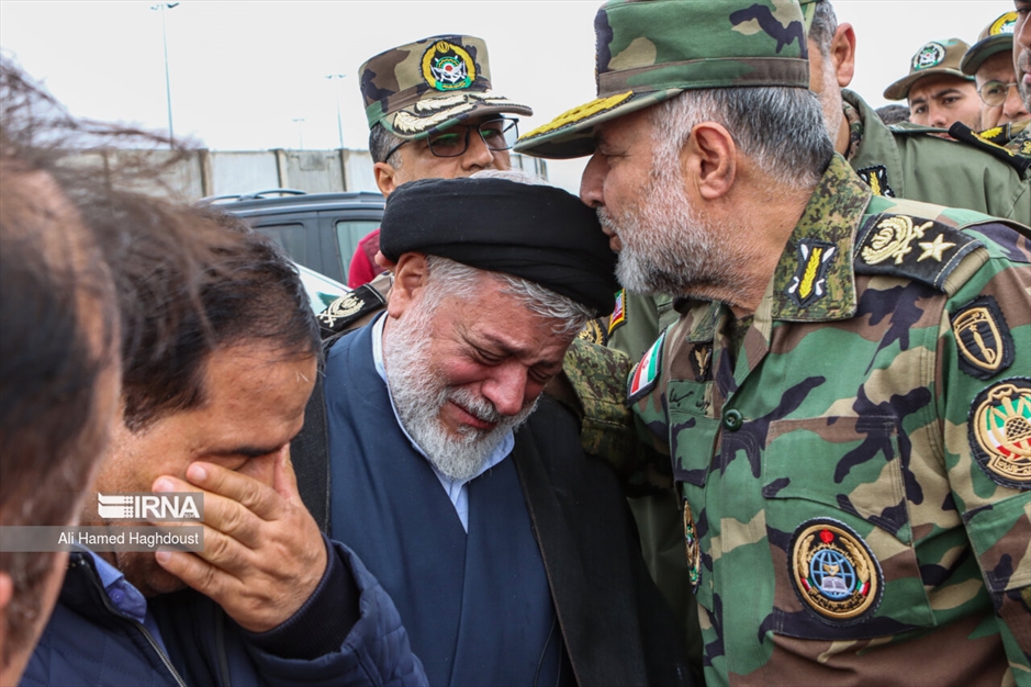 امدادگران در انتظار پیکر شهدا