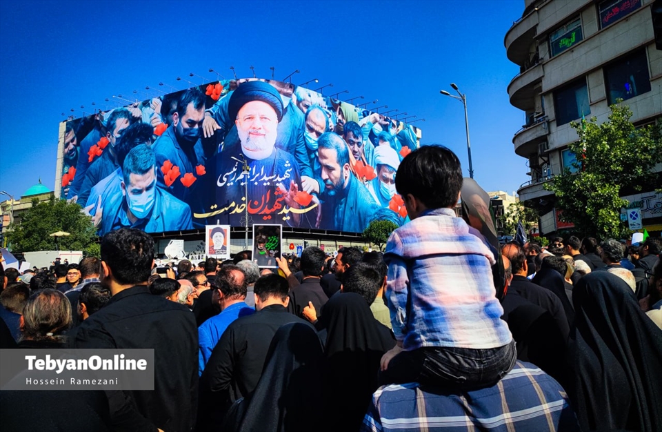 حضور خانوادگی مردم در مراسم تشییع شهید رئیسی