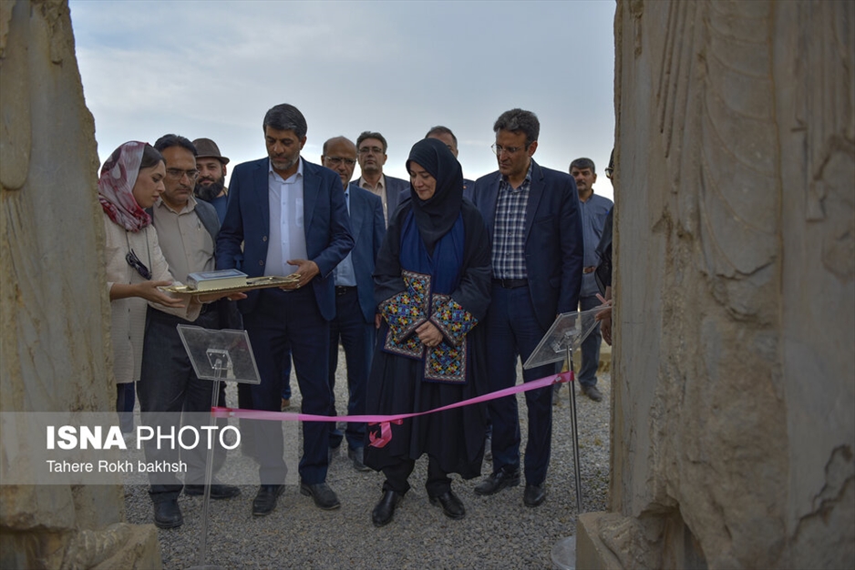 نمایشگاه عکس در تخت جمشید