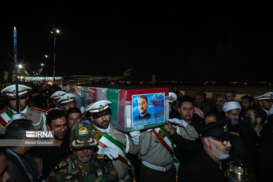 استقبال از پیکر وزیر خارجه در فرودگاه مشهد