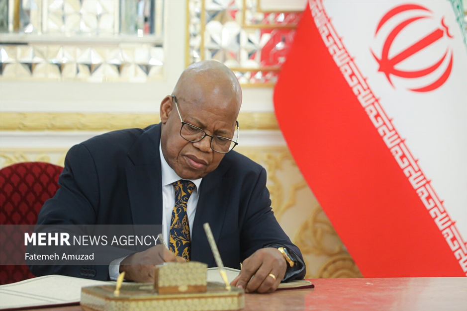 مراسم گشایش و امضای دفتر یادبود شهدای خدمت