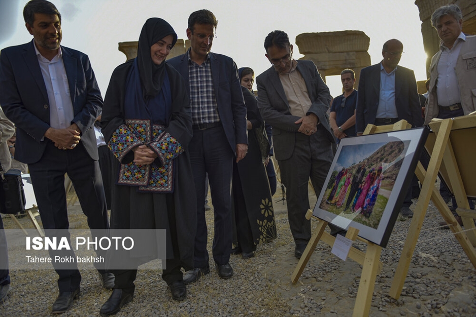 نمایشگاه عکس در تخت جمشید