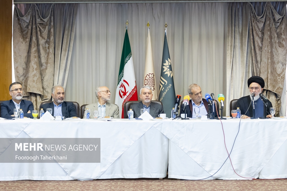 نشست مسعود پزشکیان با اهالی فرهنگ و هنر