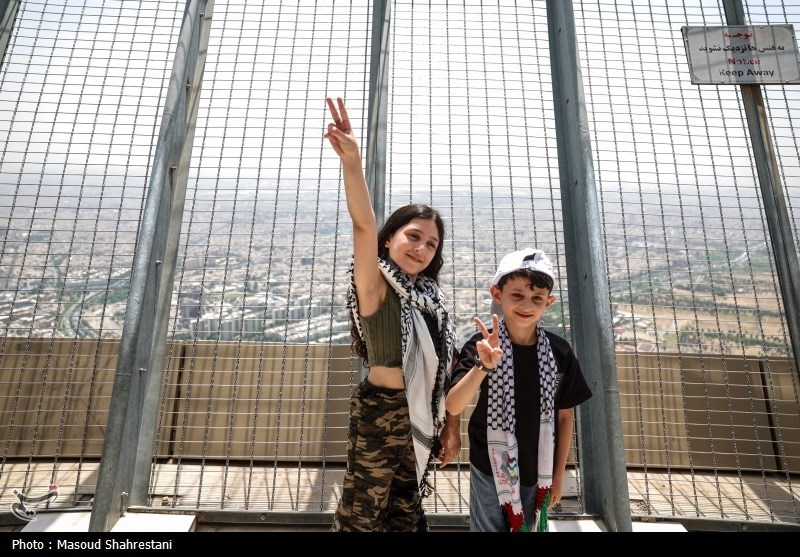 بازدید بیش از ۱۰۰ خانواده شهدای غزه از برج میلاد