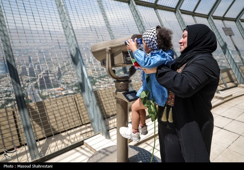 بازدید بیش از ۱۰۰ خانواده شهدای غزه از برج میلاد