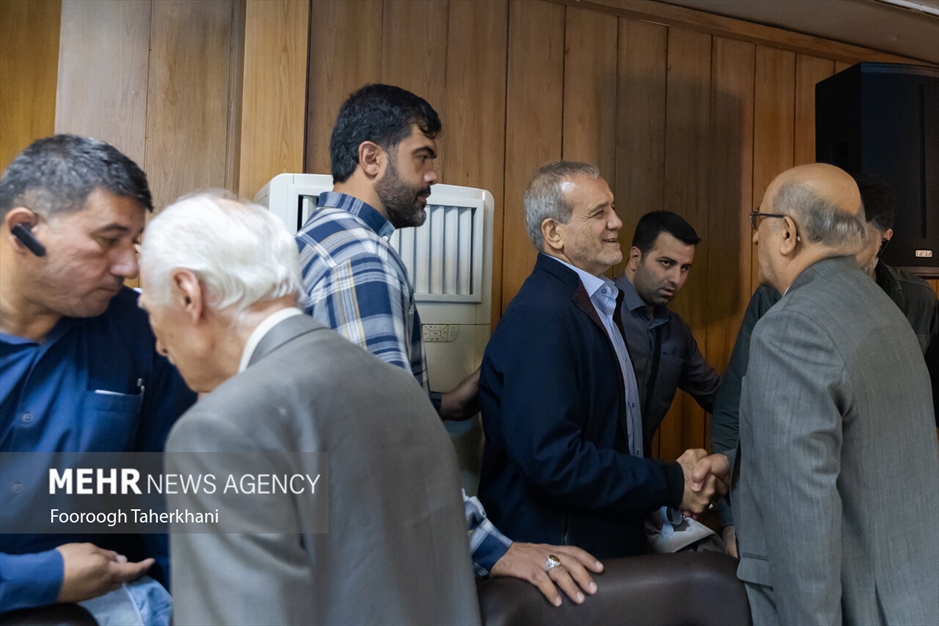 نشست مسعود پزشکیان با اهالی فرهنگ و هنر