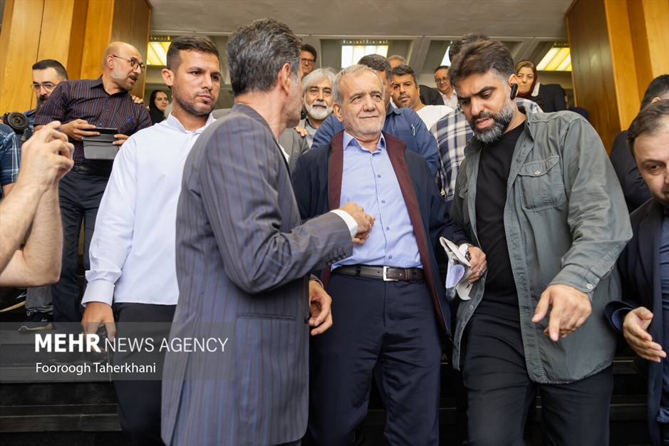 نشست مسعود پزشکیان با اهالی فرهنگ و هنر