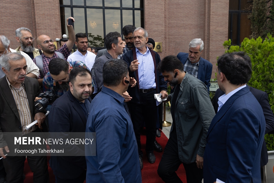 نشست مسعود پزشکیان با اهالی فرهنگ و هنر