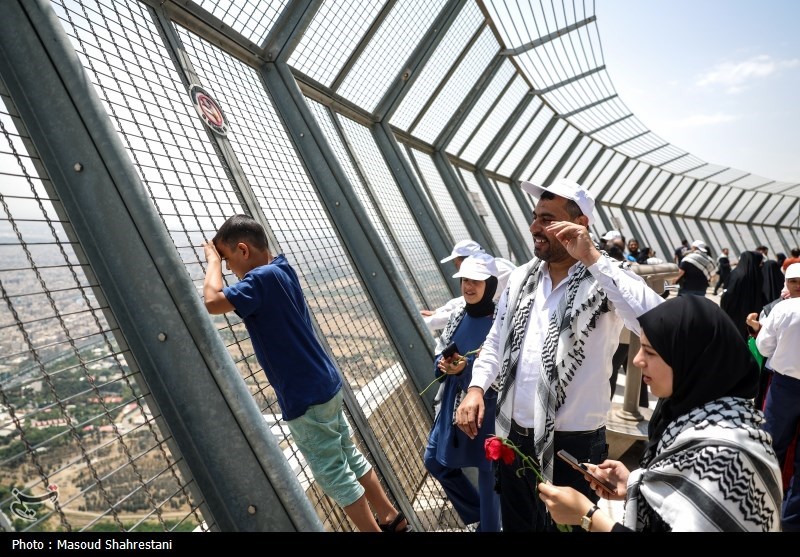 بازدید بیش از ۱۰۰ خانواده شهدای غزه از برج میلاد