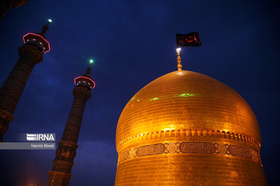 تعویض پرچم گنبد حرم مطهر حضرت معصومه سلام الله علیها