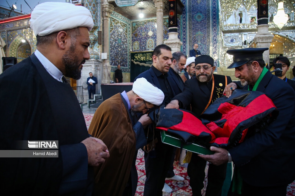 تعویض پرچم گنبد حرم مطهر حضرت معصومه سلام الله علیها