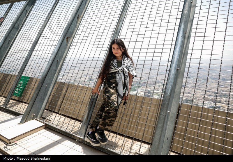 بازدید بیش از ۱۰۰ خانواده شهدای غزه از برج میلاد