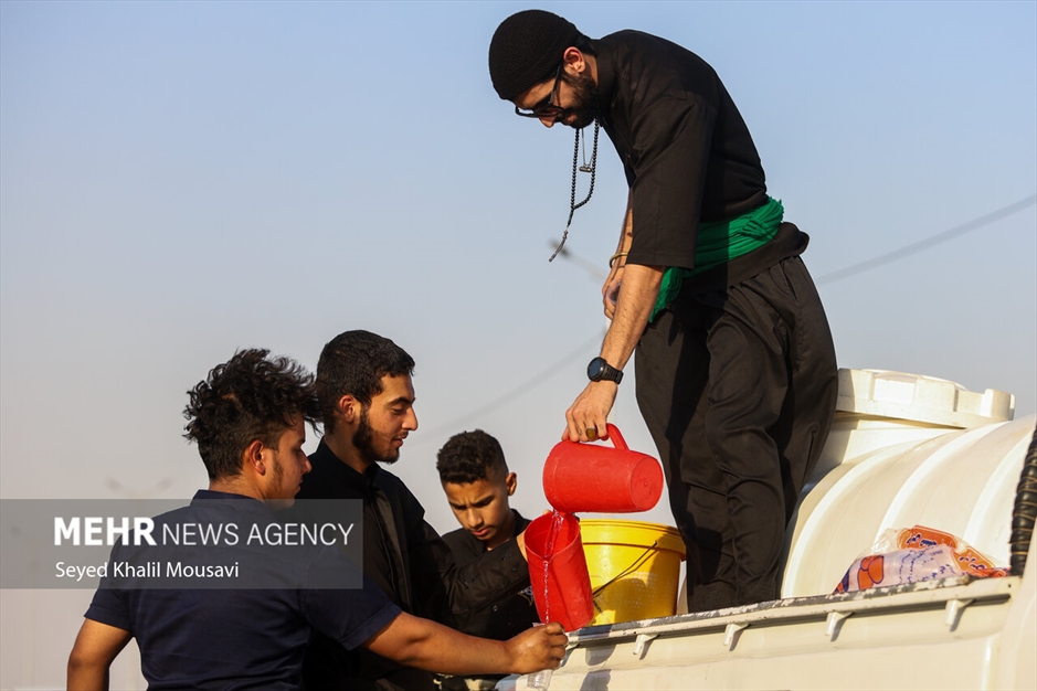 زائران حسینی در مسیر شلمچه