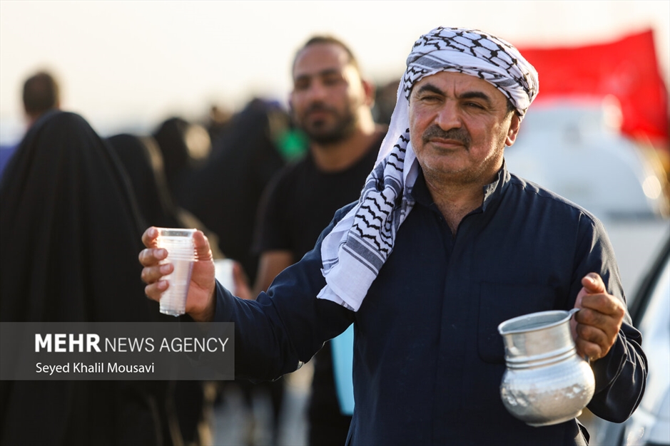 زائران حسینی در مسیر شلمچه