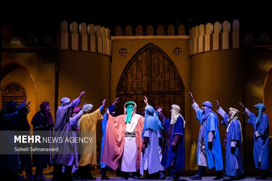 نمایش «تنهاتر از مسیح»