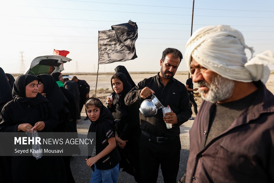 زائران حسینی در مسیر شلمچه