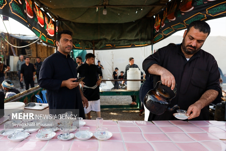 زائران حسینی در مسیر شلمچه
