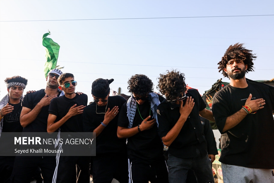 زائران حسینی در مسیر شلمچه