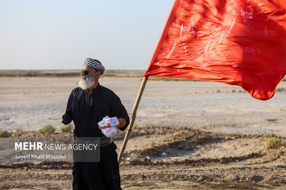 زائران حسینی در مسیر شلمچه