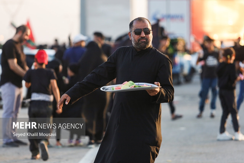 زائران حسینی در مسیر شلمچه