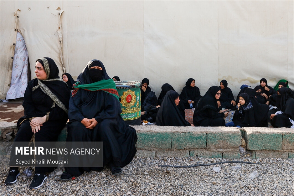 زائران حسینی در مسیر شلمچه
