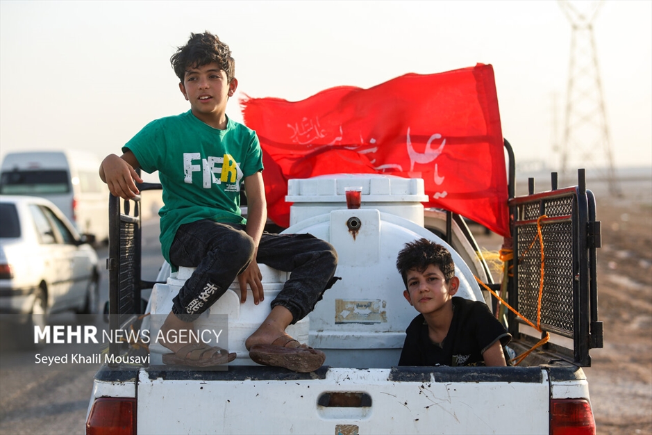 زائران حسینی در مسیر شلمچه