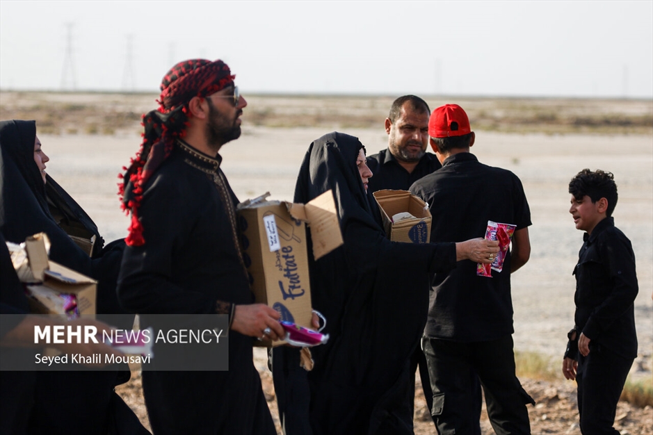زائران حسینی در مسیر شلمچه